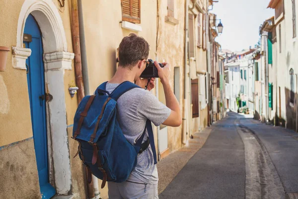 Dslrカメラで街の写真を撮る観光客の旅行写真家の視点 — ストック写真