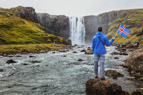 Подорож Ісландії Турист Прапором Поблизу Мальовничого Водоспаду — стокове фото