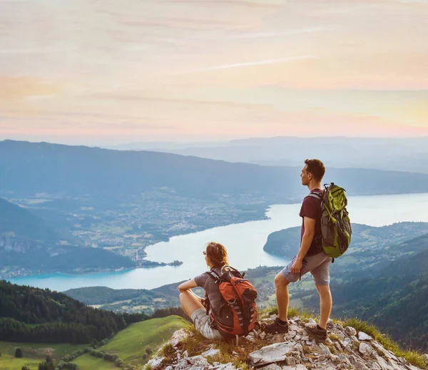 Paar Wandelaars Ontspannen Top Van Berg Met Een Prachtig Panoramisch — Stockfoto