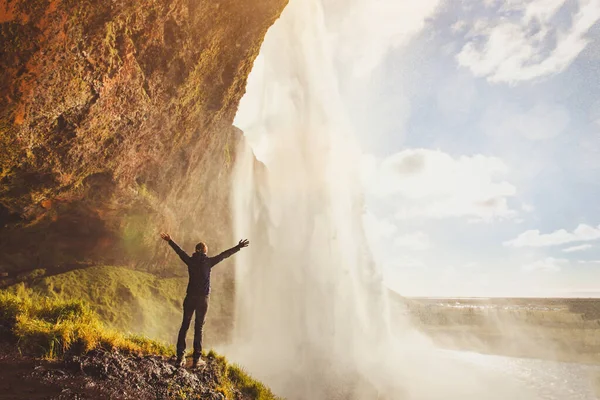 Inspirierende Reiselandschaft Person Der Nähe Eines Wunderschönen Wasserfalls Island — Stockfoto
