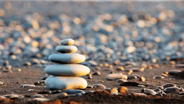 沙滩上的石头 和谐与和平的平衡 夕阳西下的冥想概念 — 图库照片