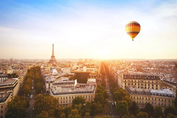 Cel Podróży Marzenie Piękny Widok Paryż Wieżą Eiffla Latającym Balonem — Zdjęcie stockowe