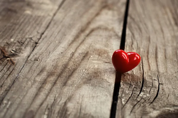善良的概念 善良的行为 分享爱和同情 木制背景下的红心 — 图库照片