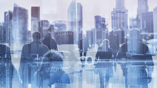 толпа деловых людей, идущих в большом городе, современная жизнь, двойной экспозиции синий тонированный городской фон