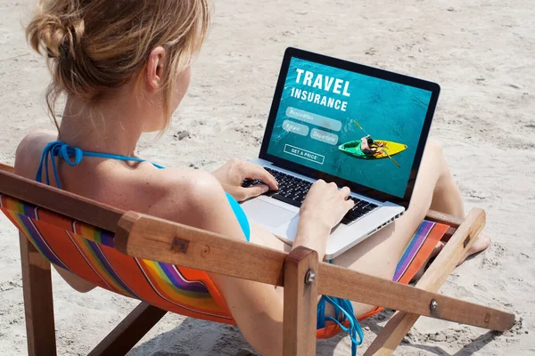 旅行保険のオンライン概念は 観光客がコンピュータの画面を見て — ストック写真