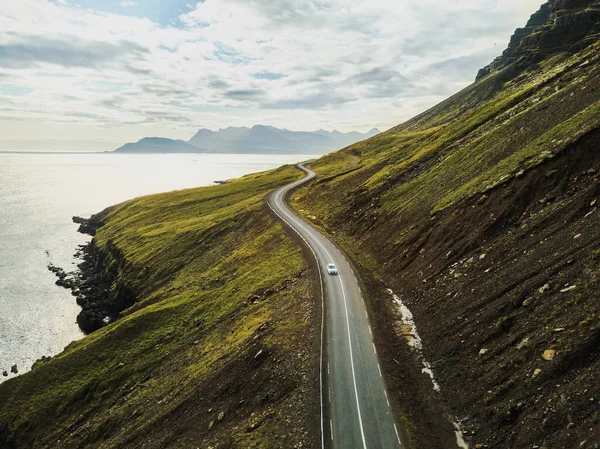 汽车在美丽的道路上行驶 旅行背景 来自冰岛的空中风景 — 图库照片