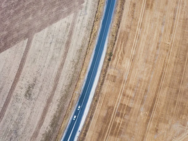 从无人驾驶飞机俯瞰沥青路面 上下两辆车 几何景观 — 图库照片