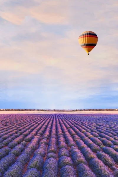 Resmål Vacker Dröm Inspirerande Landskap Med Varmluft Ballong Flyger Över — Stockfoto