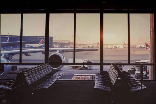 Красивый Современный Терминал Аэропорта Самолет Ждет Воротах — стоковое фото