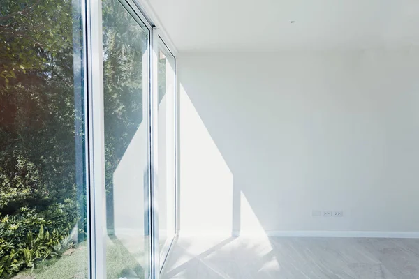 Prázdný Slunný Pokoj Interiér Bílou Malovanou Stěnou Velké Okno Moderní — Stock fotografie