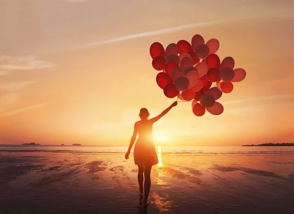 Hayalinin Peşinden Git Ilham Konsepti Kumsalda Renkli Balonları Olan Kadın — Stok fotoğraf