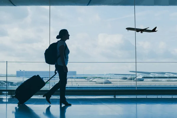 Flygplatsresor Personsiluett Vid Internationell Avgångsterminal Flyg — Stockfoto