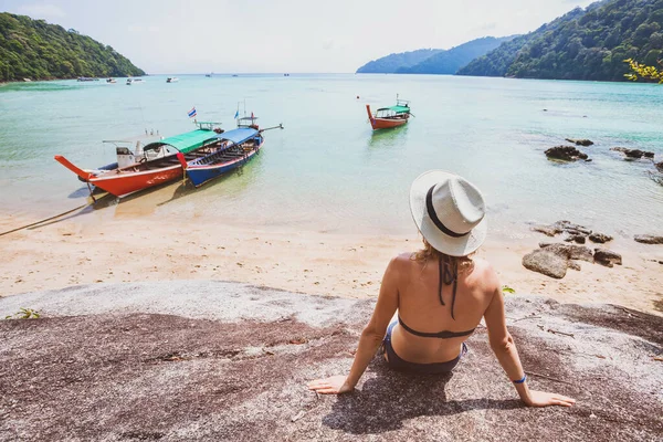 穿着比基尼的妇女在泰国高素林国家公园的海滩上放松 女游客在美丽的热带风景中享受旅游 — 图库照片