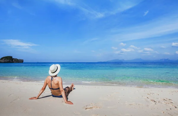 Semester Paradiset Vit Sand Strand Tropiska Semesterresor Kvinna Turist Avkopplande — Stockfoto