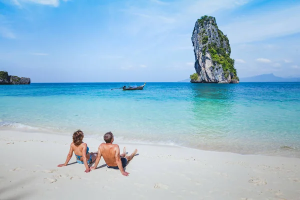 Viagem Para Tailândia Lua Mel Casal Familiar Desfrutando Banho Sol — Fotografia de Stock