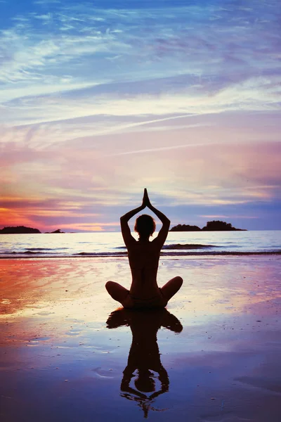 Йога Силуэт Женщины Медитирующей Пляже Вертикальный Фон — стоковое фото