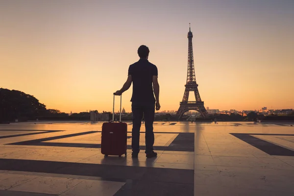 游客在巴黎看到埃菲尔铁塔 带着行李到法国旅行的人的轮廓 — 图库照片