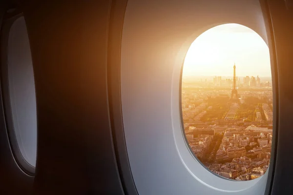 パリへの旅行 飛行機の窓からのエッフェル塔の眺め フランス ヨーロッパの休日 — ストック写真