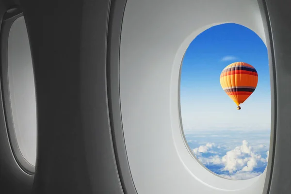 夢の旅飛行機の窓から空を飛ぶ熱気球驚きのコンセプト — ストック写真