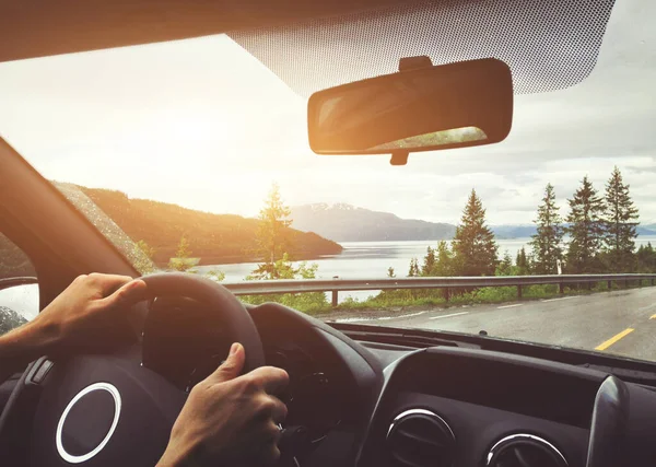 Prowadzenie Samochodu Norwegii Wyjazd Ręce Kierowcy Kierownicy — Zdjęcie stockowe