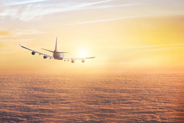 Літак Літає Над Хмарами Літак Подорожує Небі Літає Заході Сонця — стокове фото