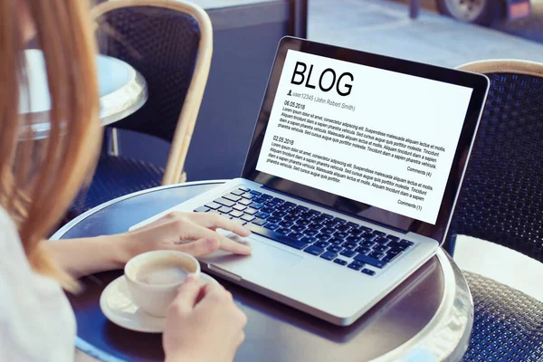 Blog Kavramı Kadın Blogcu Okuma Yazma Ekranda — Stok fotoğraf