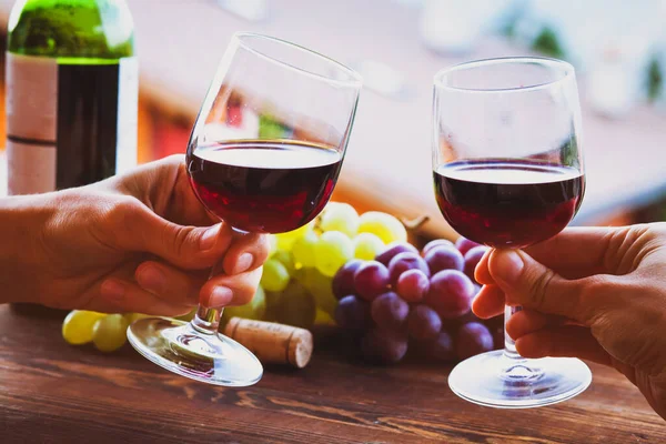 Rotwein Paar Trinkt Luxuriösem Restaurant — Stockfoto