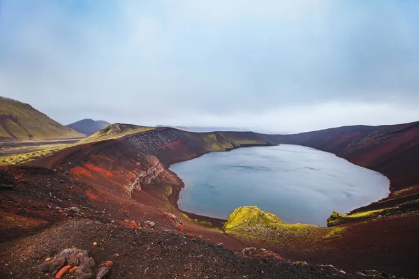 Lua Paisagem Com Cratera Vermelha Islândia Lago Ljotipollur Montanhas Vulcânicas — Fotografia de Stock