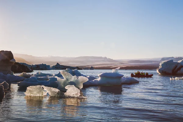 Τουριστικό Σκάφος Στη Λιμνοθάλασσα Jokulsarlon Παγετώνα Ταξίδια Στην Ισλανδία — Φωτογραφία Αρχείου