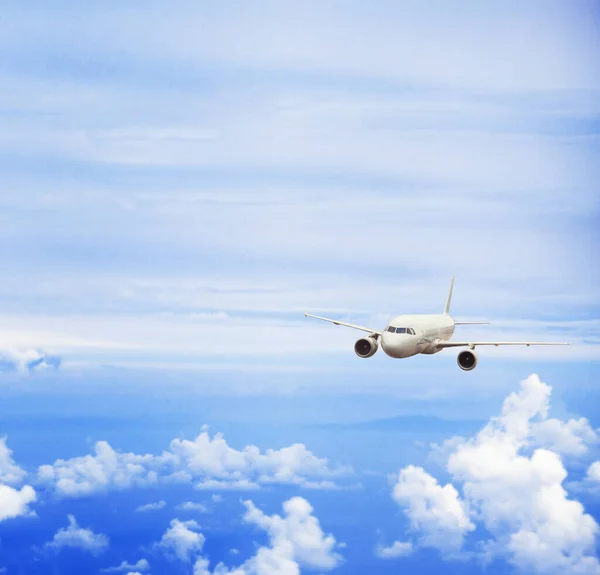 Самолет Голубом Небе Концепция Путешествия — стоковое фото