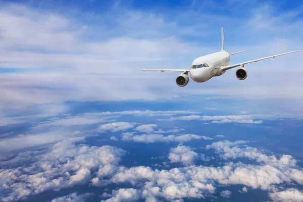 Samolot Przelatujący Nad Chmurami Koncepcja Podróży Samolot Odrzutowy Błękitnym Niebie — Zdjęcie stockowe