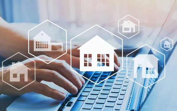 Hauskauf Immobilienkonzept Verschiedene Immobilienangebote Online Eingabe Computer Als Hintergrund — Stockfoto