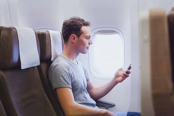 Pasażer Samolotu Korzystający Smartfona Komórkowego Samolocie Aplikacja Podróżna Smartfonie — Zdjęcie stockowe