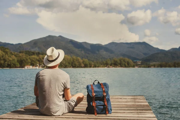 Reisen Sommerferien Urlauber Mit Rucksack Entspannen Auf Holzsteg Urlaubsreise — Stockfoto