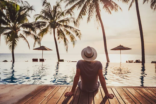 Touristen Luxuriösen Strandhotel Der Nähe Von Luxuriösen Swimmingpool Bei Sonnenuntergang — Stockfoto
