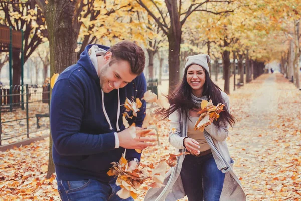 Para Bawiąca Się Jesiennym Parku Szczęśliwi Ludzie Sezonie Jesiennym — Zdjęcie stockowe