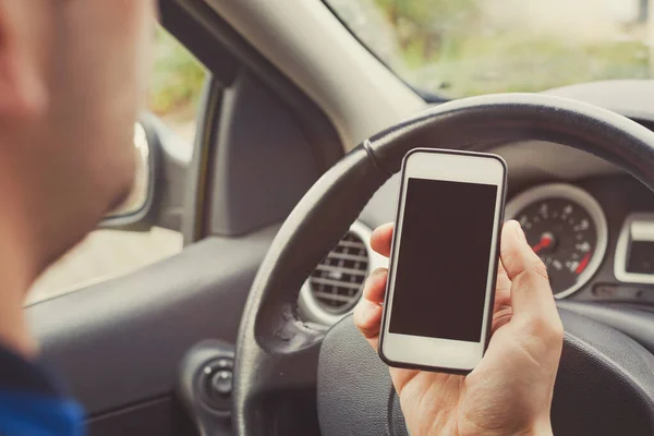 男人在车里用智能手机 司机拿着空白屏幕的手机 — 图库照片
