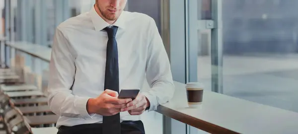 Technologie Onherkenbare Zakenman Met Smartphone Mobiele App Voor Online Bankieren — Stockfoto