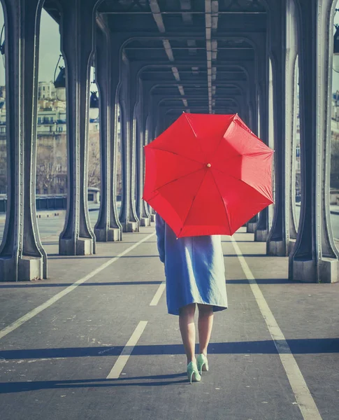 Sonbahar Moda Kadını Kırmızı Şemsiyeyle Yürüyor Şehirde Sonbahar Sezonu — Stok fotoğraf