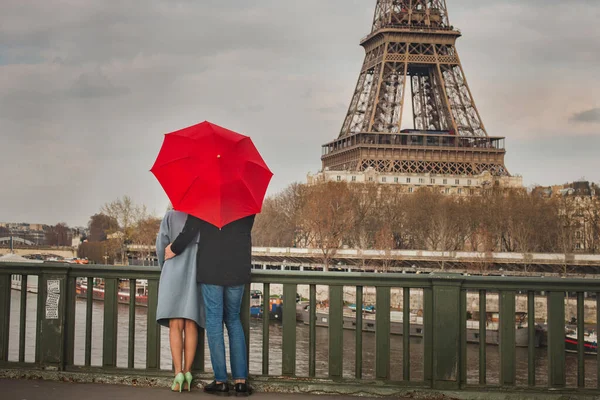 Herfst Parijs Koppel Onder Rode Paraplu Bij Eiffeltoren Herfstseizoen Liefde — Stockfoto