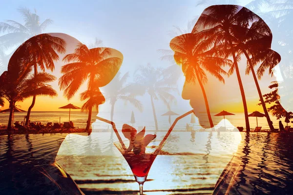 派对时间加倍曝光 一对快乐的夫妇在海滩上共饮鸡尾酒的轮廓 免版税图库图片