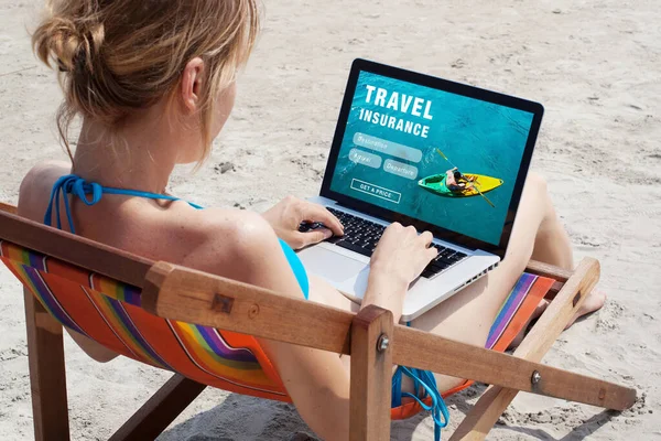 Reiseversicherung Online Konzept Tourist Blick Auf Den Bildschirm Des Computers Stockfoto