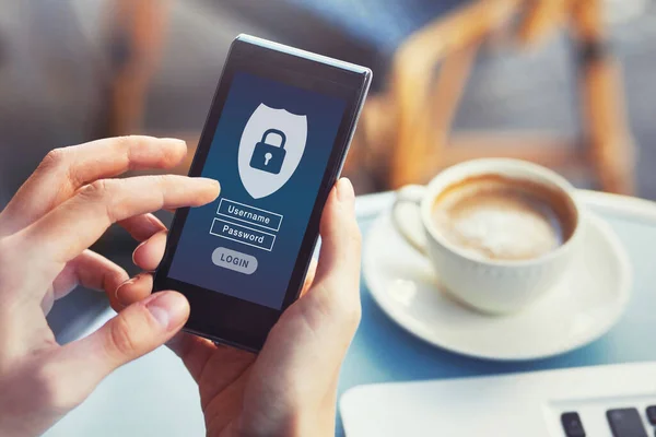 登录移动应用程序 网络安全 带有用户名和个人数据密码的私人访问 智能手机屏幕上的概念 图库图片