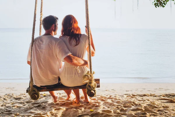 情侣在海滩度假 家人浪漫蜜月度假 图库照片