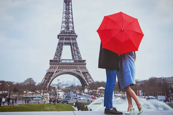 パリでのカップルのためのロマンチックな休日 フランスでの新婚旅行 ヨーロッパ 男と女エッフェル塔の近くにキス ロイヤリティフリーのストック画像