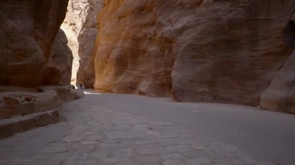 Прогулка Сику Узкому Каменному Каньону Который Служит Входным Проходом Скрытый — стоковое видео