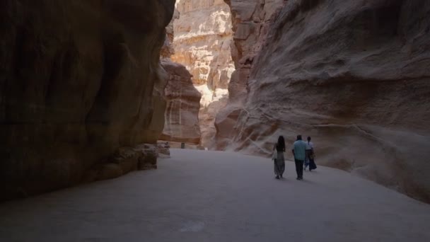 Turista Caminando Siq Estrecho Cañón Piedra Que Sirve Como Paso — Vídeo de stock