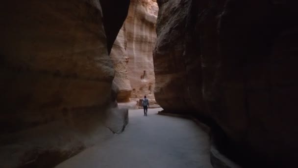 Turista Caminando Siq Estrecho Cañón Piedra Que Sirve Como Paso — Vídeos de Stock
