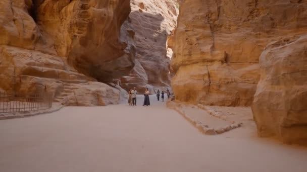 Туристи Ходять Сіку Вузькому Кам Яному Каньйоні Який Служить Вхідним — стокове відео