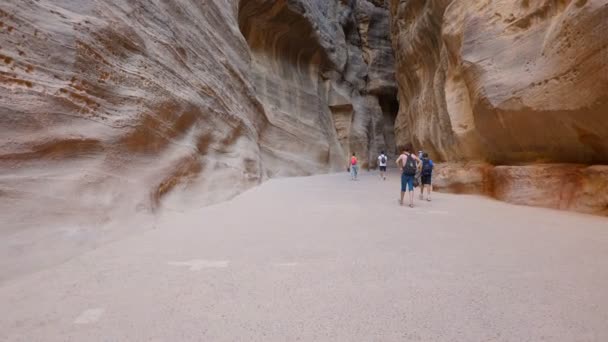 游客们在锡克河中漫步 锡克河是通往隐藏的约旦佩特拉市的一条狭窄的石峡谷 — 图库视频影像